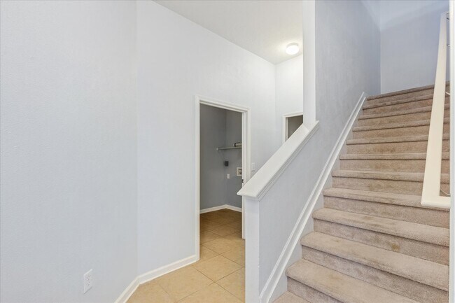 Building Photo - Modern 3 Bed, 2.5 Bath Townhouse in Windso...