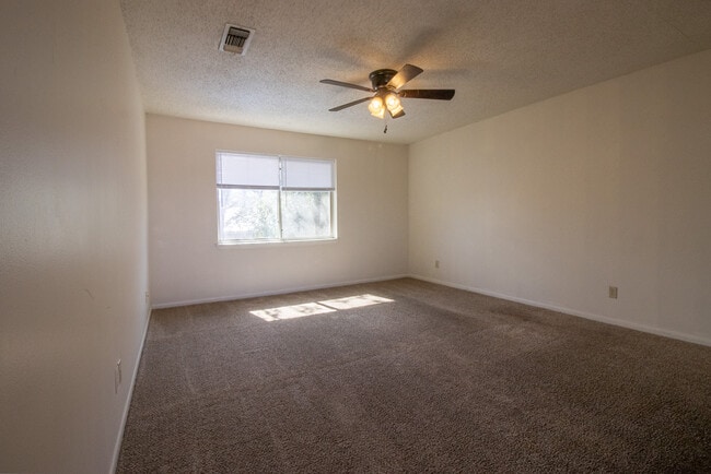 Building Photo - 611 Peterson Dr