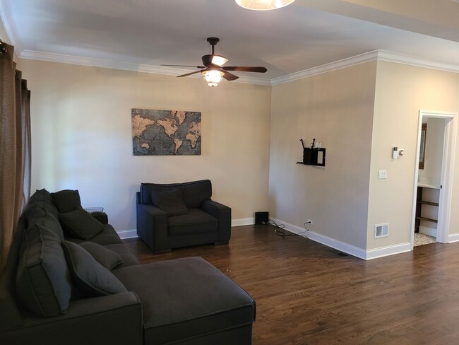 Foto del edificio - Beautiful Recently Renovated Contemporary ...