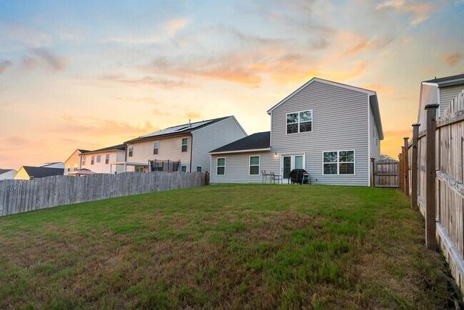 Building Photo - 2 year old home close to ft jackson