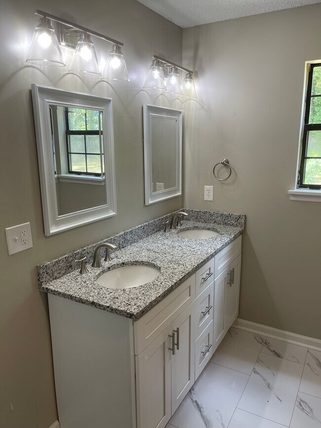 Building Photo - Charming 3-Bed, 2-Bath Home with Modern Fe...