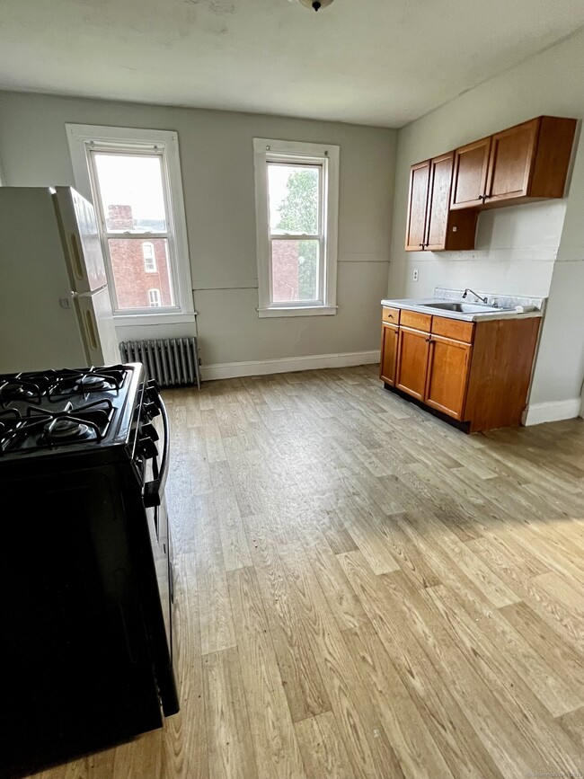 Building Photo - 143 Putnam St