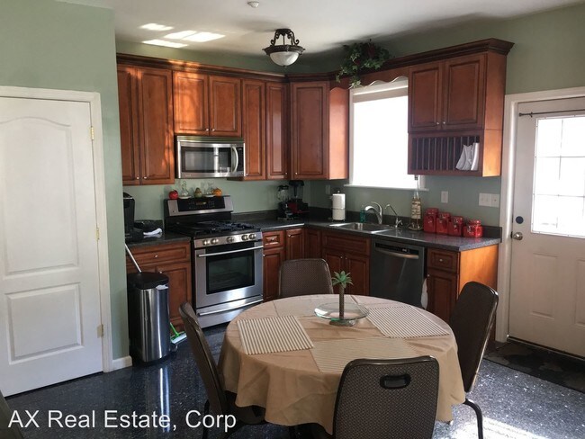 Building Photo - 214 Jessamine Ave