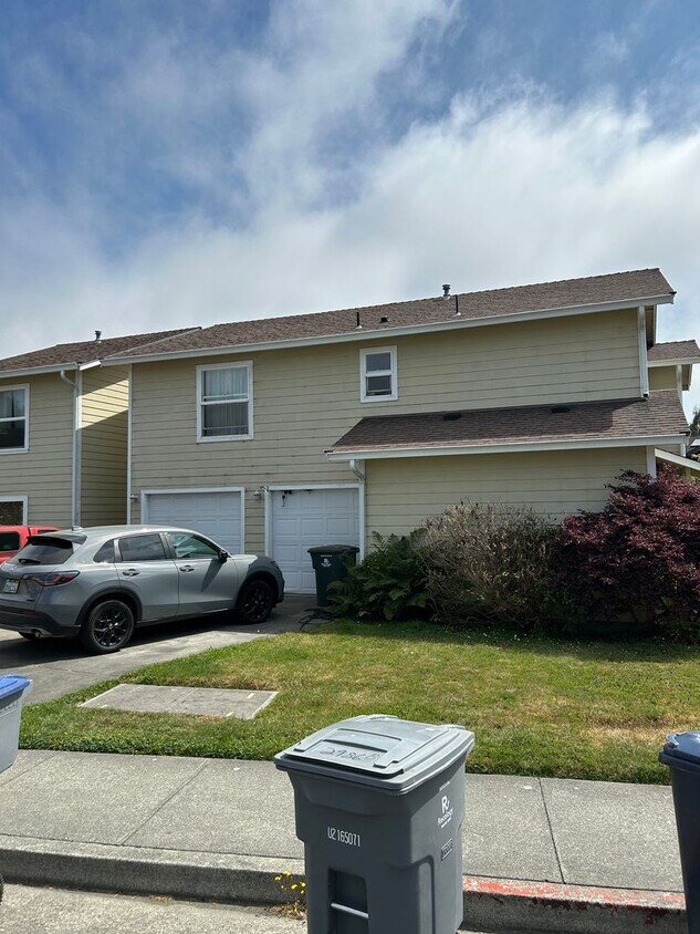 Building Photo - Pet Friendly 4 Bedroom, 2.5 Bathroom Home ...