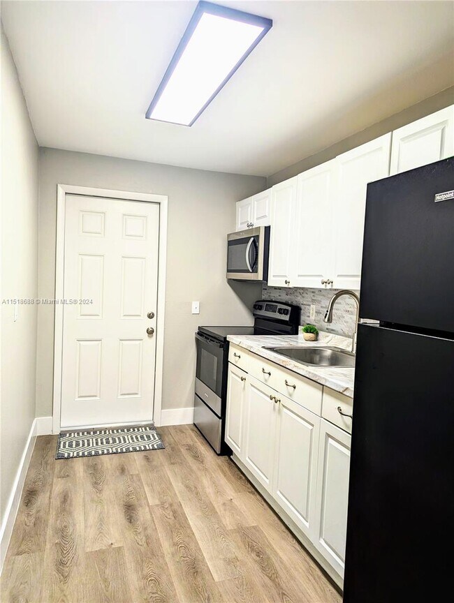 Foto del edificio - 5601 NW 15th St