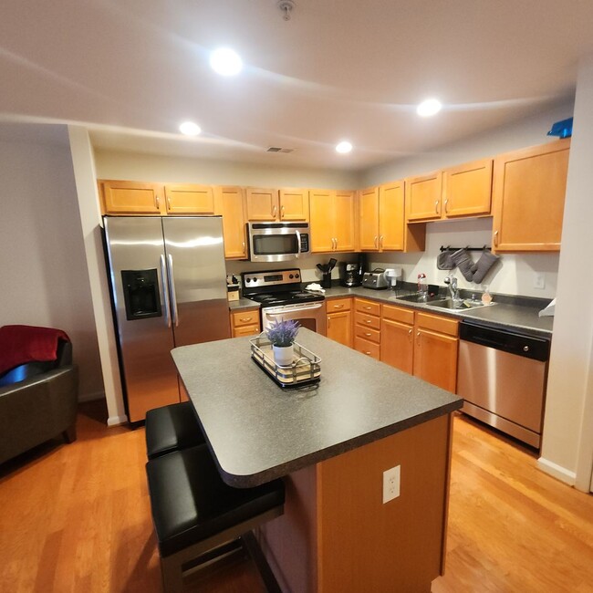 Building Photo - FURNISHED 2 Bedroom, 2 Bath Condo Off of F...