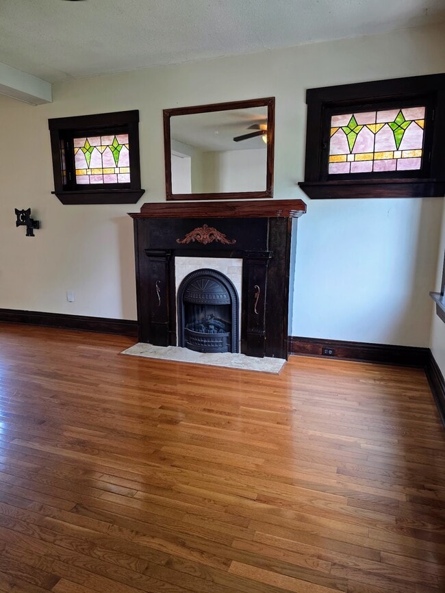 Living room - 5229 Lansdowne Ave