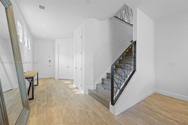 Foto del edificio - 1465 Bursera Ter