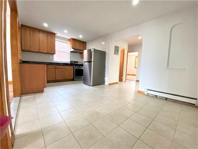 Foto del edificio - 2530 Cropsey Ave