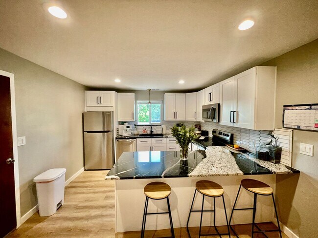 Foto del edificio - Adorable Fully Remodeled Two Bedroom in Do...