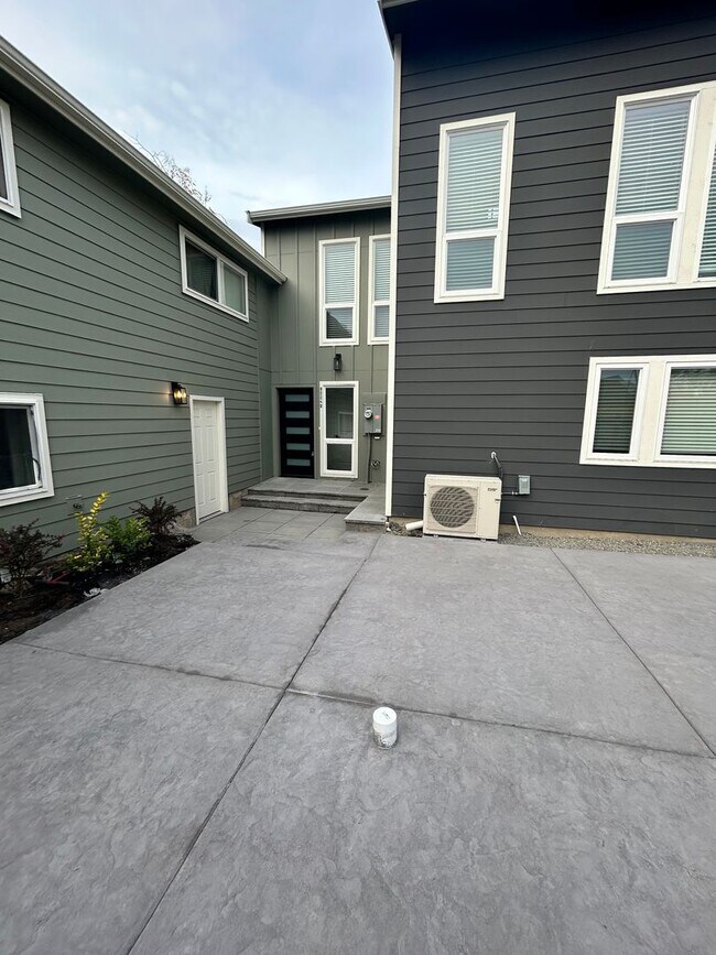 Building Photo - 8024