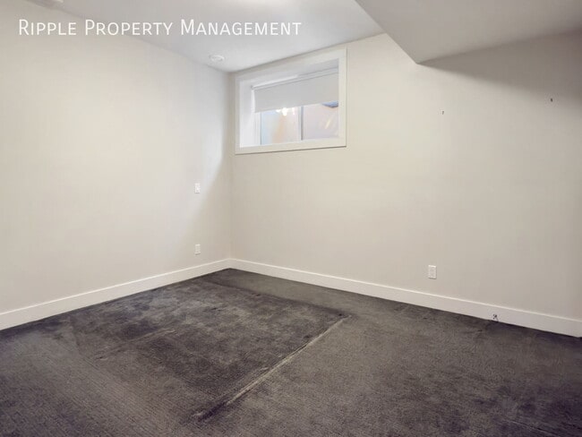 Building Photo - WONDERFUL 1 BED/ 1 BATH LOWER UNIT NEAR DOWNTOWN!