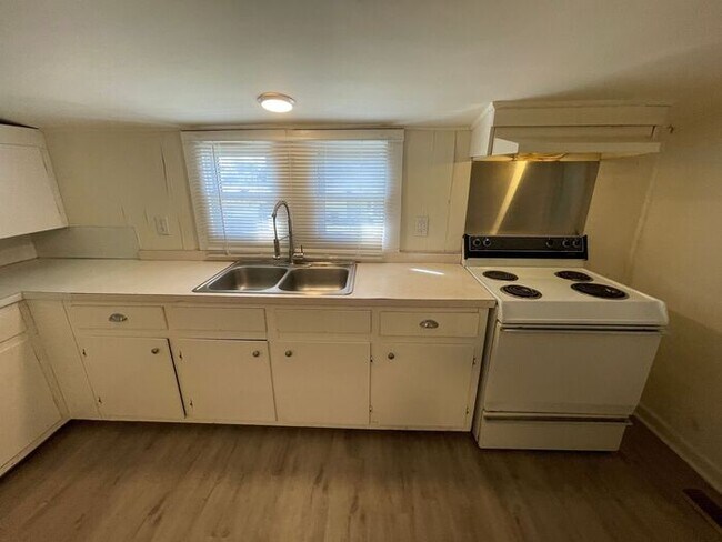 Building Photo - 1 bedroom 1 bath house