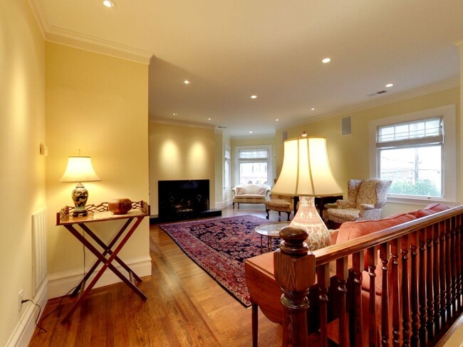 Building Photo - STUNNING 2/2 W/ Dining Room and LARGE Atti...