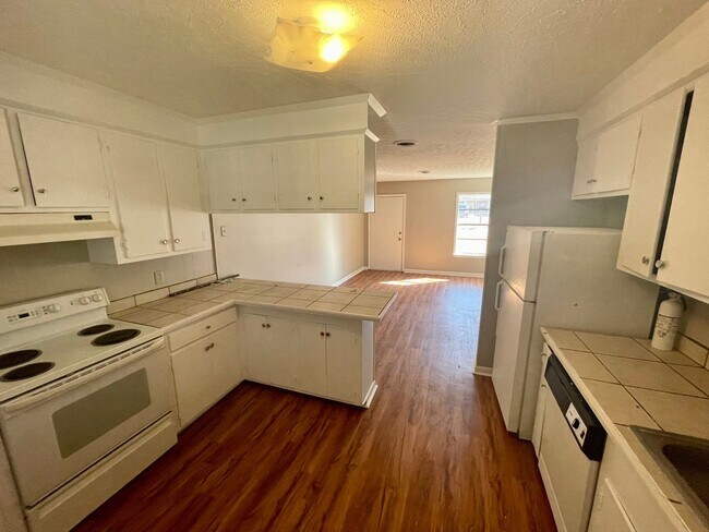 Building Photo - 2 Bed 1 Bath Duplex in Clinton