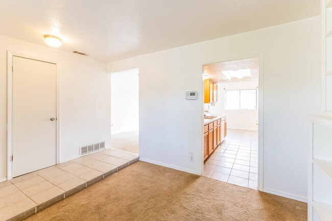Building Photo - 2116 Crockett Dr