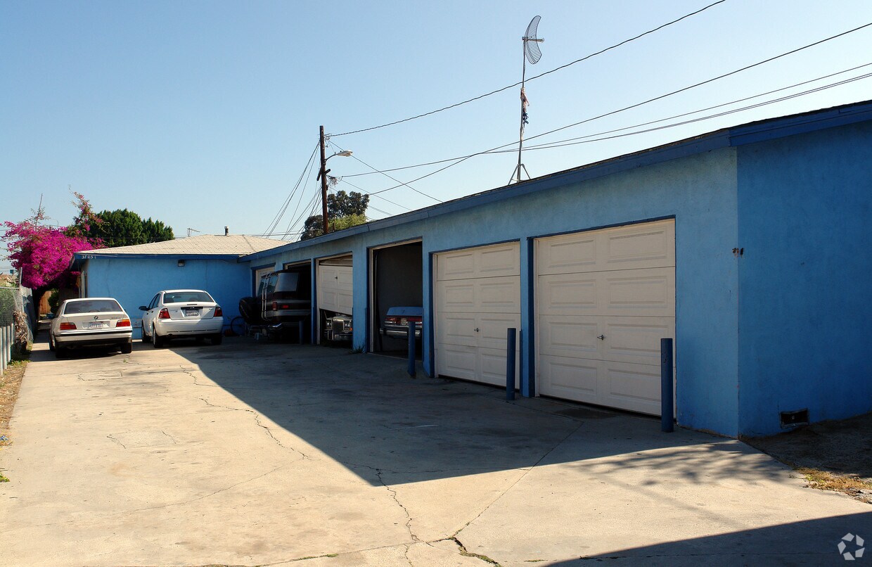 Building Photo - 3705 W 104th St