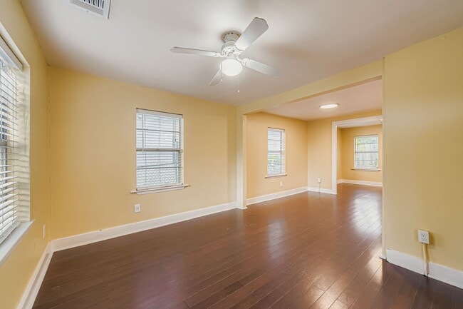 Building Photo - 1209 E 9th St