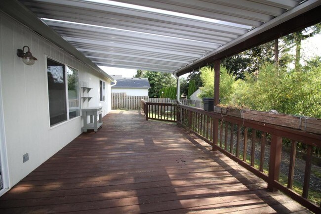 Building Photo - 214 NE 170th Ave