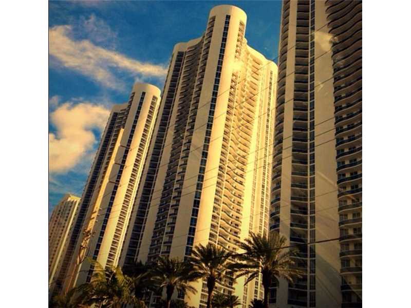 Foto principal - 15901 Collins Ave