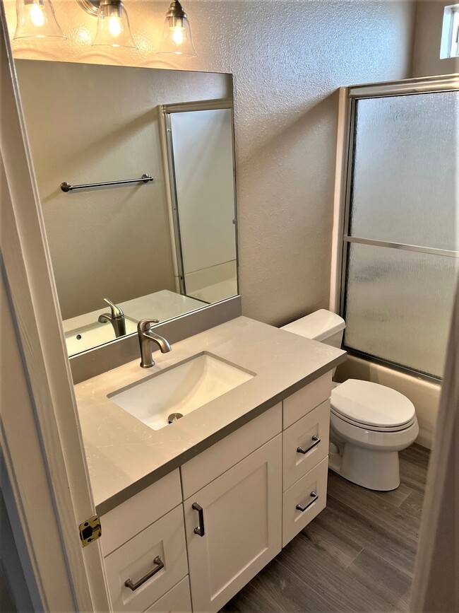 Building Photo - Recently Remodeled Unit 461 E Providencia Ave