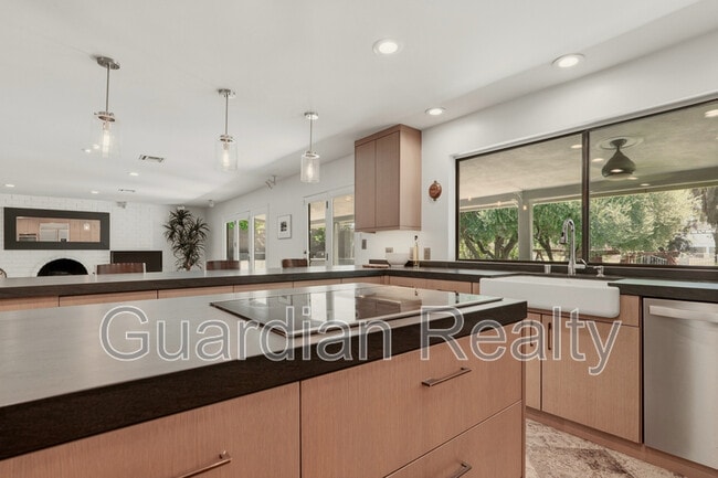Building Photo - 3007 La Mesa Dr