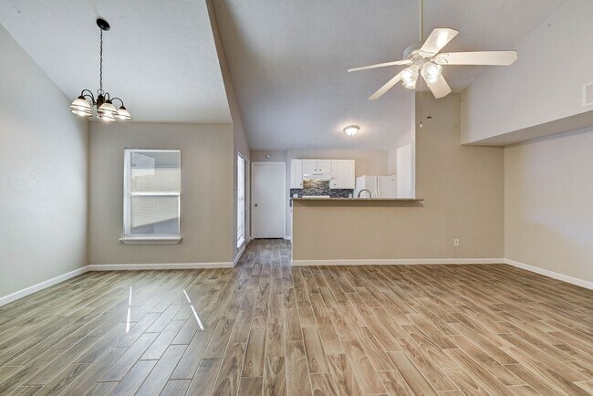 Building Photo - Spacious Home in Hockley – Move-In Ready!