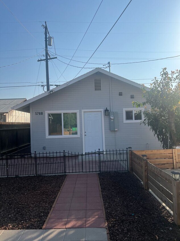 Foto principal - Charming 1 bedroom home