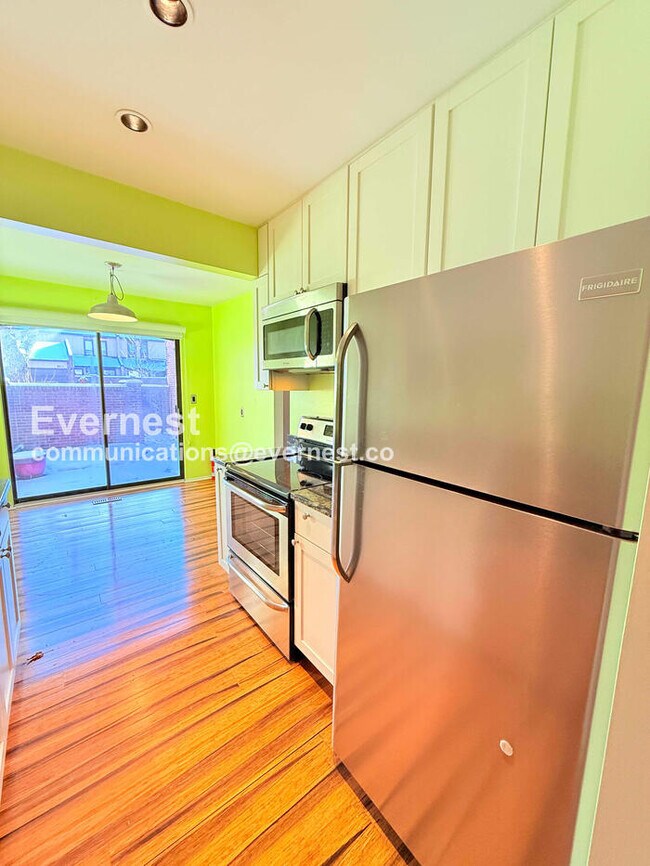 Building Photo - 2 Bed/1.5 Bath Condo with In-Unit Laundry / Vouchers Accepted / Available Now!