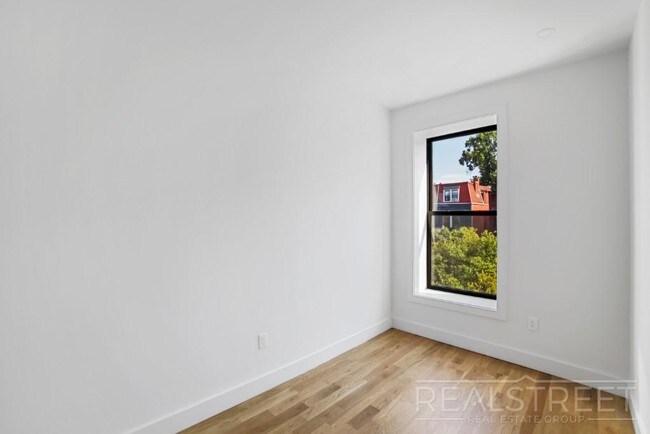 Foto del edificio - Stunning 1 BED in North Crown Heights Brownstone