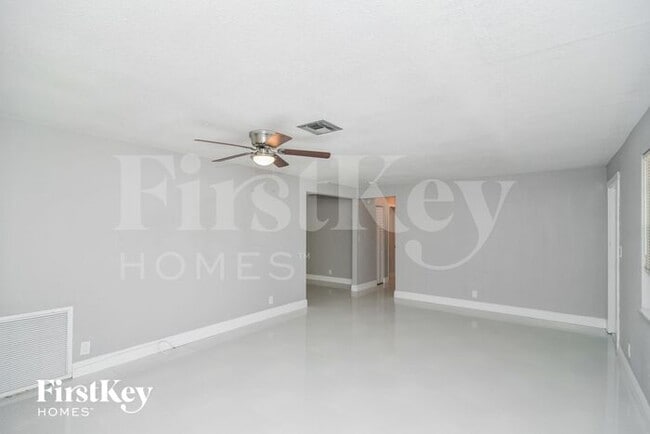 Building Photo - 2118 SW 31st Ave