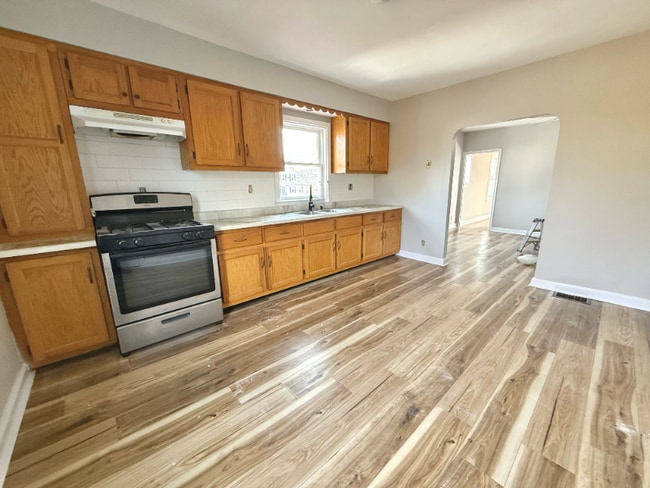 Building Photo - 13 Brooks Ave