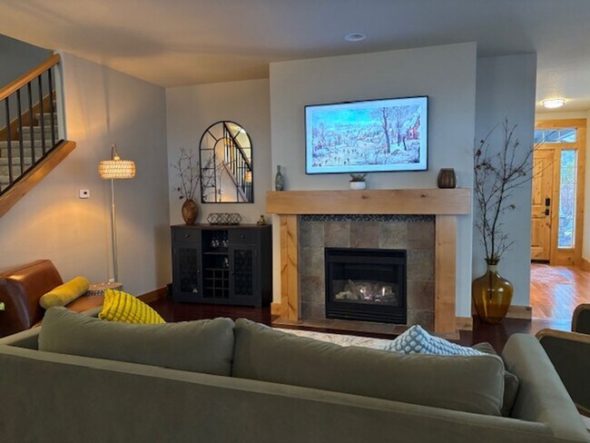 Building Photo - Available Mid-August | Bend | River Canyon Estates