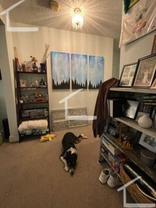 Building Photo - Well kept 2 bed unit in a prime location w...