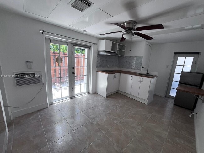 Building Photo - 1501 Calais Dr