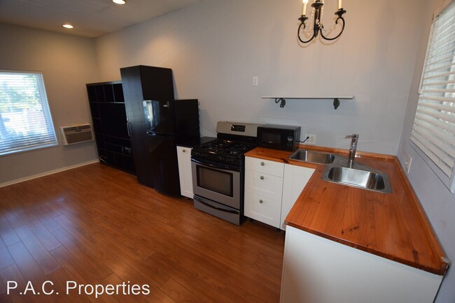 Building Photo - Studio, 1 bath Apartment - 12007 Burbank B...