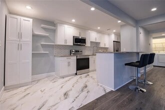 Building Photo - 4984 Meadow Ln