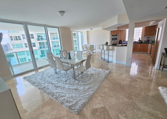 Foto del edificio - 3301 NE 183rd St