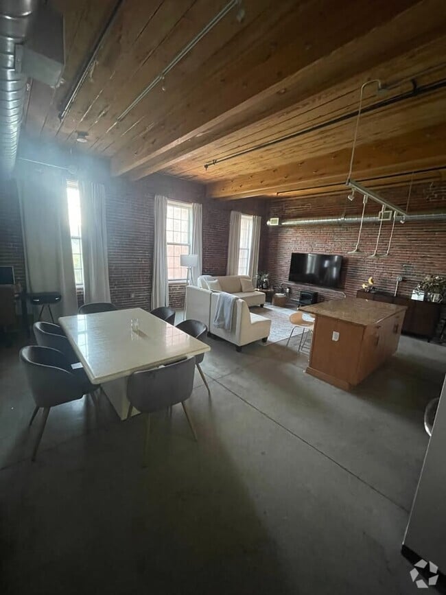Building Photo - 130 John St