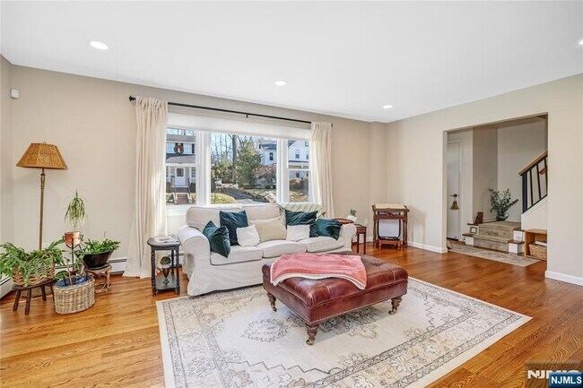 Foto del edificio - 12 Maple Ave