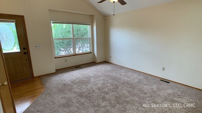 Foto del edificio - 1334 S Canoe Creek Dr