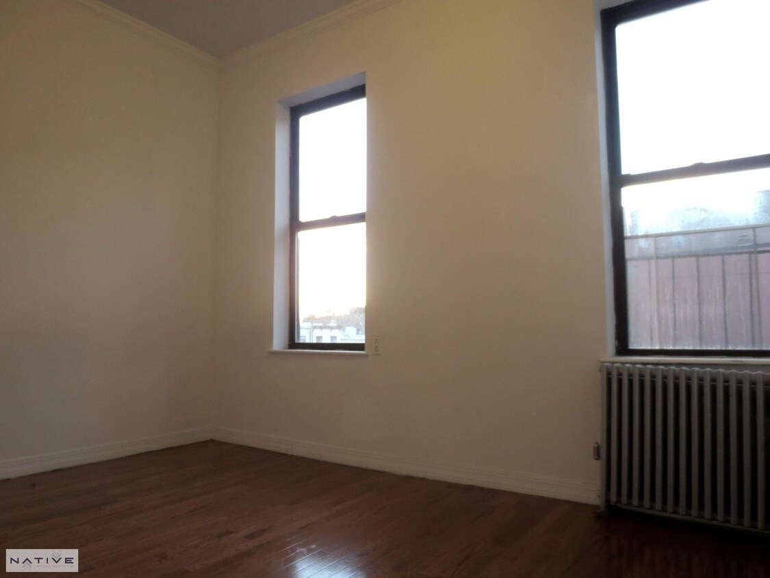 Primary Photo - 168 Huron St
