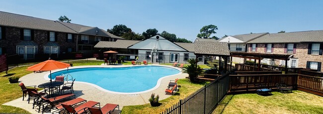 Pool View - Oaks of Wimbledon