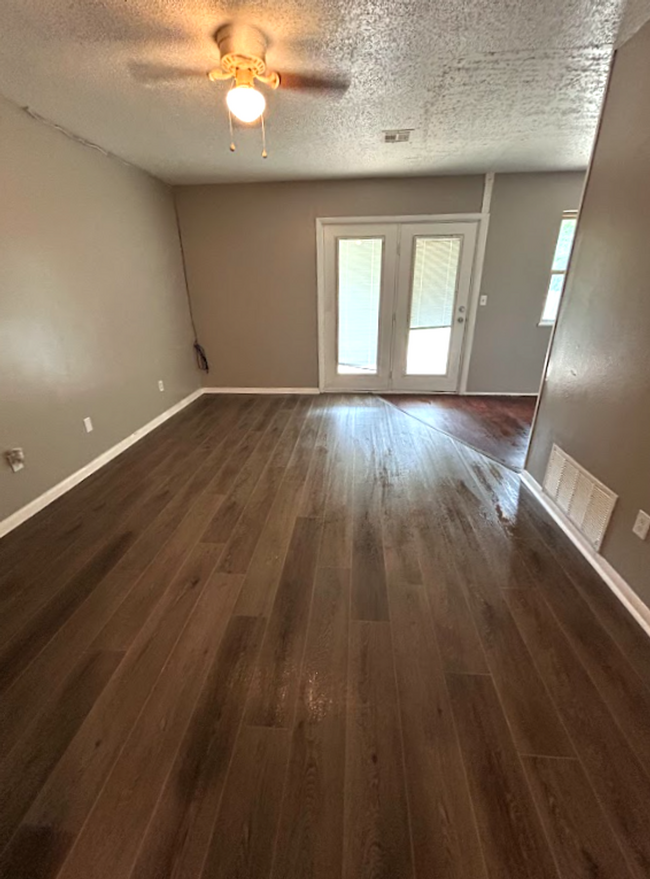 Building Photo - Spacious 3 Bedroom House