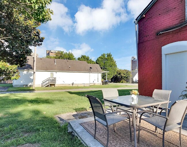 Foto del edificio - 725 E Jacob St