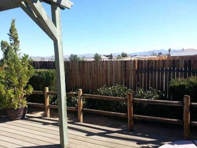 Foto del edificio - spacious 3 bedroom 2 bath home with beautiful yard, jacuzzi,  indoor laundry room