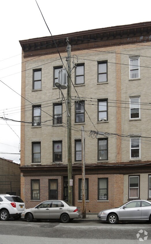 Building Photo - 95 School St