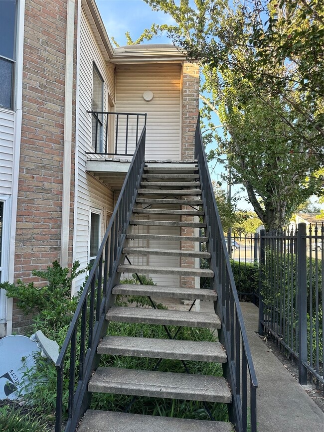 Building Photo - 10104 Waterstone Dr