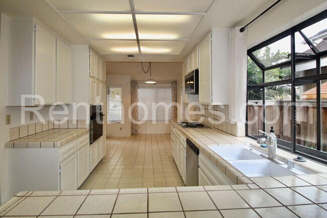 Foto del edificio - 13845 Davenport Ave