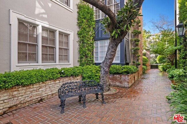 Foto del edificio - 8724 Shoreham Dr